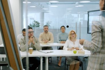 Upskilling e Reskilling: O Que São, Diferenças e Como Implementar no RH